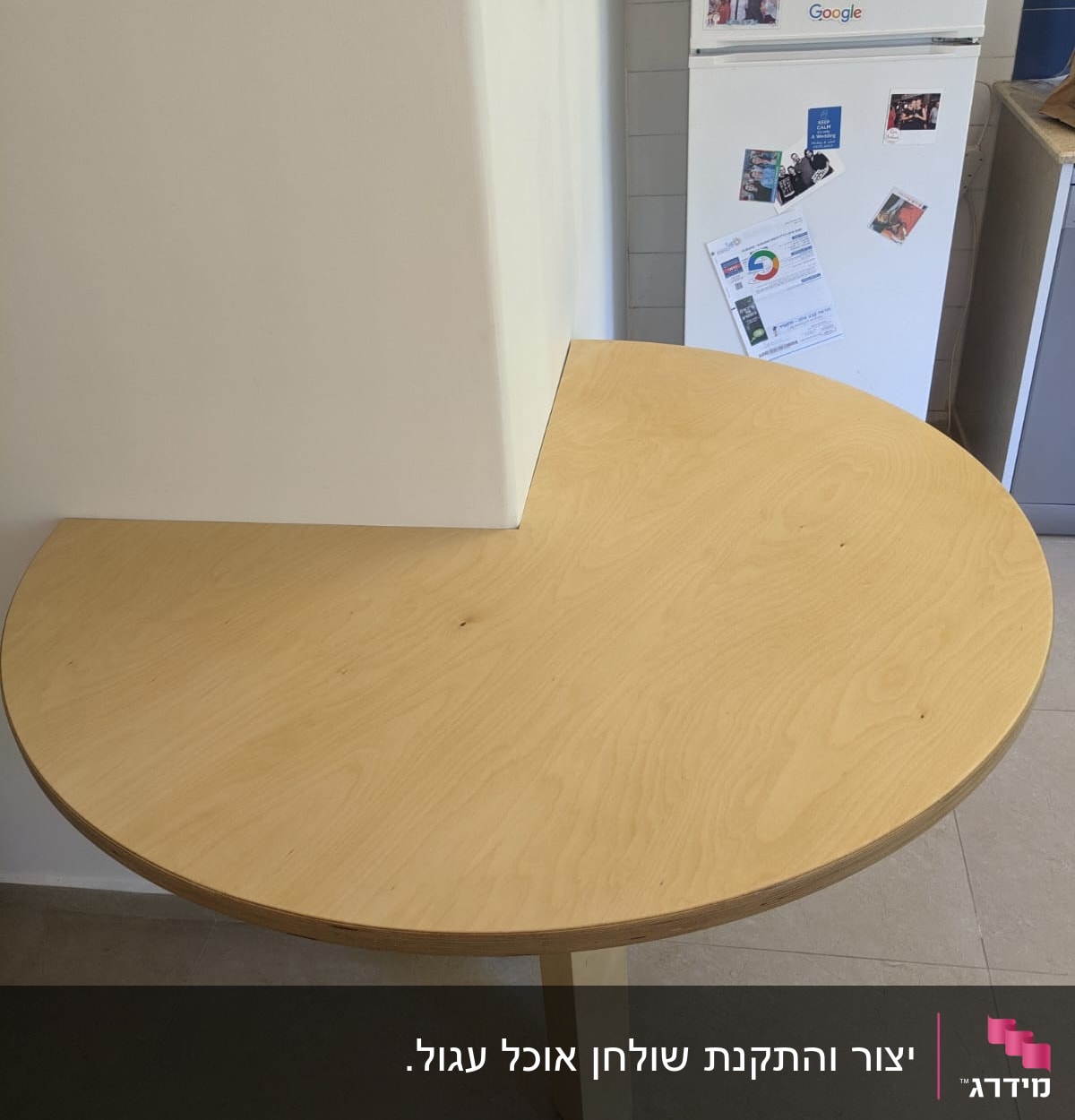 שולחן עץ עגול מחובר לקיר עם רגל תומכת